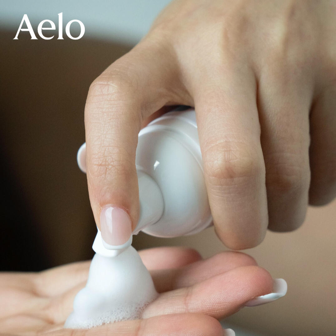 Aelo Eyelid & Eyelash Cleanser with Female Model